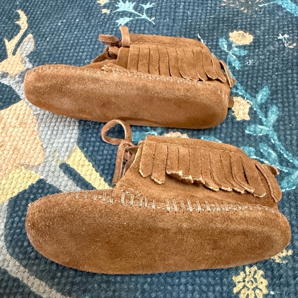 Minnetonka Infant Fringe Booties, size 4 - Picture 4 of 4